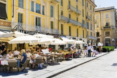 Como, İtalya, 27 Haziran 2018: İtalyan restoranı Beyaz şemsiye ile tam kişi İtalya ile 