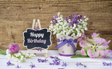 Etiketi Happy Birthday ile vadinin zambak buketi