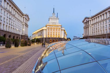 Sofia, Bulgaristan - 30 Ağustos 2018: Sofya, Bulgaristan Bakanlar Geceleri ışıkları ile Largo olarak bilinen