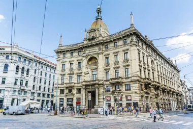 Milan, İtalya-Haziran 27,2018: Milan, İtalya'nın moda başkentinde Italy.Traffic şehir antik geleneksel binalar ile Main Street  