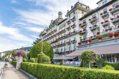 Stresa, Lake Maggiore, İtalya-Haziran 25,2018: Grand Hotel Des Iles Borromees Sardunya çiçekli bol bol çiçek açan Windows ile