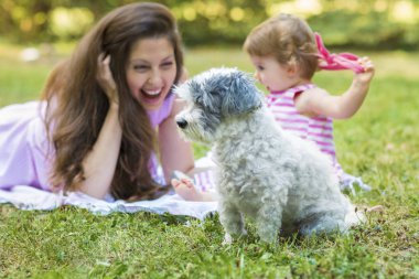 Yaz Parkı onu Bebek Kız ve Onun Köpek ile Happy Mother . Anne ve Kızı. Mutlu Aile, Küçük Çocuklu Anne