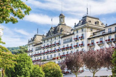Stresa, Lake Maggiore, İtalya-Haziran 25,2018: Grand Hotel Des Iles Borromees Sardunya çiçekli bol bol çiçek açan Windows ile