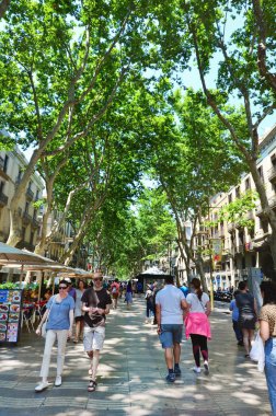 BARCELONA, İspanya - 18 Haziran 2016: Barcelona, İspanya 'da Yeşil Ağaçlı La Rambla Caddesi. 