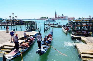 VENICE, İTALYA - 15 Haziran 2016: Venedik, İtalya Kanallarındaki Gondollar