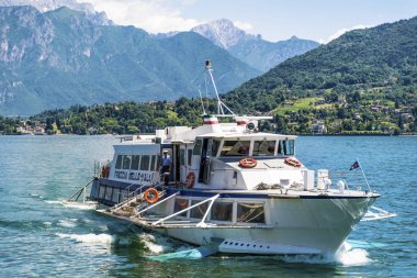 Tremezzo, İtalya: Haziran 25,2018 - Lake Como İtalya kuzeyinde feribotla 