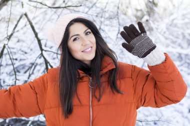 Bir kış Snowy orman içinde güzel gülümseyen genç kadın. Kış tatili