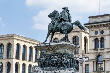 Milan, İtalya - 29 Haziran 2018: Kral Vittorio Emanuel II Piazza del Duomo Milan, İtalya kuzeyinde, atlı heykeli 