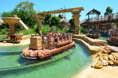 Salou, İspanya - 10 Haziran 2016: Angkor Bölgesindeki Port Aventura Eğlence Parkı ve Su Cazibesi 