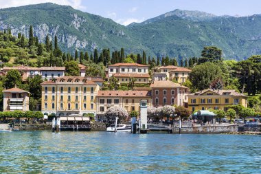 Bellagio, İtalya/Haziran 25,2018: Yaz şehirde Bellagio ve Como Gölü kuzeyinde İtalya doğal görünümü.