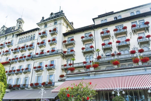 Stresa, Lake Maggiore, İtalya-Haziran 25,2018: Grand Hotel Des Iles Borromees Sardunya çiçekli bol bol çiçek açan Windows ile
