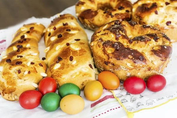 Hausgemachtes Süßes Osterbrot Und Bemalte Eier — Stockfoto