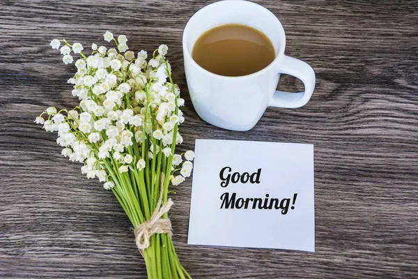 Strauß Maiglöckchen Und Tasse Kaffee Für Guten Morgen Frühlingsmorgenkonzept — Stockfoto