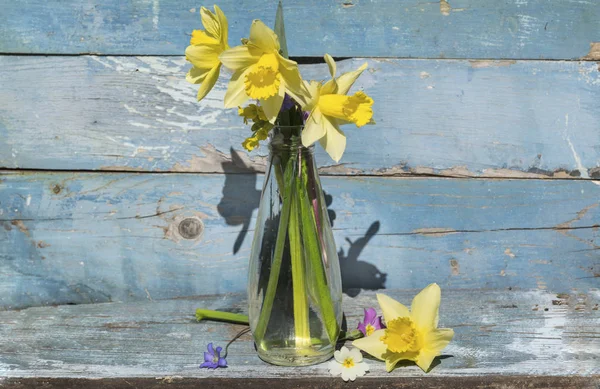Bukett Narcisser Blommor Vas Blå Trä Bakgrund — Stockfoto