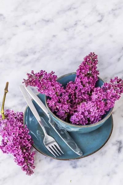 Bir Ahşap Background.Floral Masa desenli sofra Vintage mavi çatal ve Lila çiçeklerle bahar