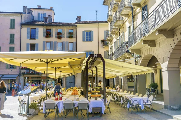 Como, İtalya, 27 Haziran 2018: İtalyan restoranı Beyaz şemsiye ile tam kişi İtalya ile 