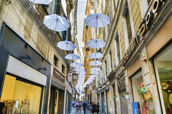 ジェノヴァ イタリア 2018 イタリアのジェノバで通り上で掛かっていて傘をホワイト — ストック写真