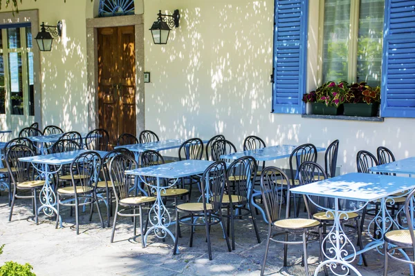 Mavi Sandalye Masalar Ile Açık Talyan Restoranı — Stok fotoğraf