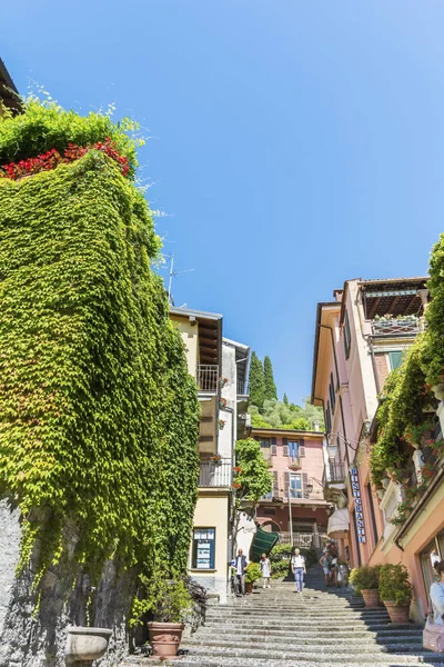 Como Itália Junho 2018 Rua Com Edifícios Antigos Laranja Cidade — Fotografia de Stock