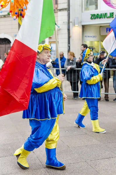 Rijeka, Hırvatistan - Mart 02: maskeli insanlar yer aldığı yıllık karnaval geçit Rijeka, Hırvatistan, 02 Mart 2014.