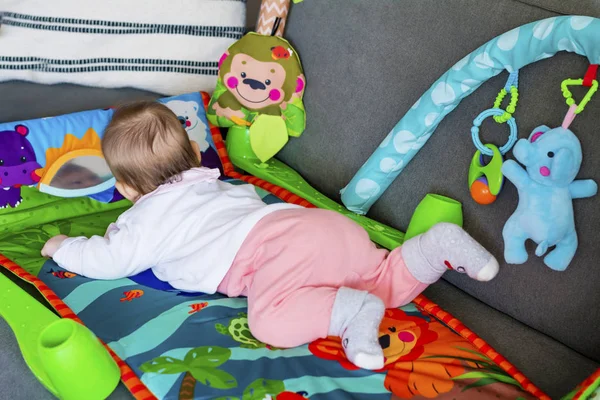 Petit Enfant Sur Canapé Avec Jouets — Photo