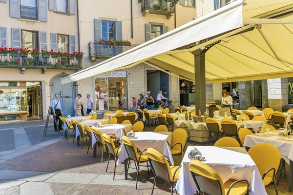 Como, İtalya, 27 Haziran 2018: İtalyan restoranı Beyaz şemsiye ile tam kişi İtalya ile 