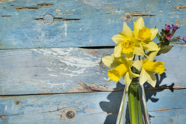 Bukett Narcisser Blommor Vas Blå Trä Bakgrund — Stockfoto