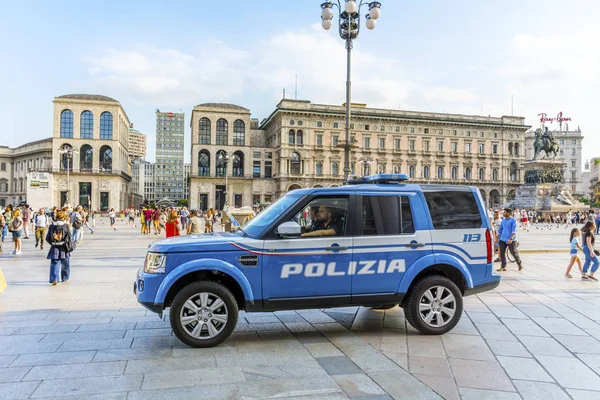 Milano, İtalya - 27 Haziran 2018:Milano'daki Duomo Katedrali Önünde Park Etmiş Büyük Yazı Polizia'lı İtalyan Polisi Mavi Araba