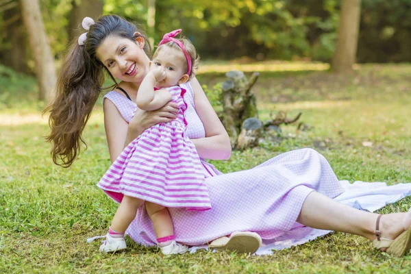 Mãe Feliz Com Sua Menina Parque Verão Mãe Filha Família — Fotografia de Stock