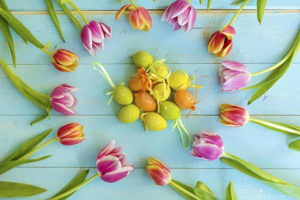  Lale ve mavi ahşap arka plan üzerinde yumurta Paskalya dekorasyon