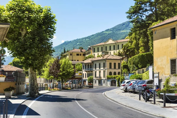 Tremezzo Itália Junho 2018 Rua Com Edifícios Árvores Cidade Tremezzo — Fotografia de Stock