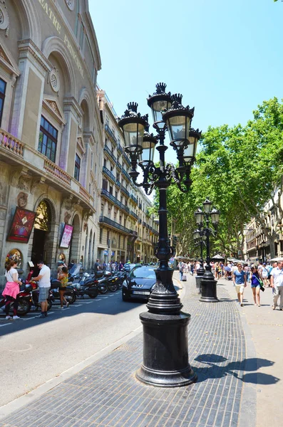 Barcelona España Junio 2016 Calle Rambla Con Árboles Verdes Barcelona — Foto de Stock