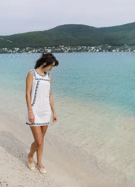 Joven Mujer Disfrutando Vista Mar Caminando Por Playa — Foto de Stock