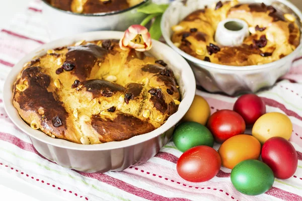 Ev yapımı tatlı Paskalya ekmek ve boyalı yumurta