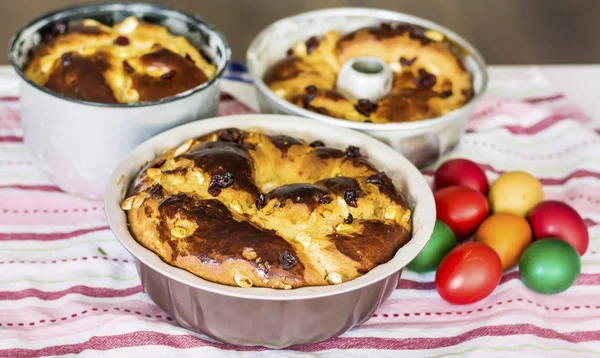 Hausgemachtes Süßes Osterbrot Und Bemalte Eier — Stockfoto