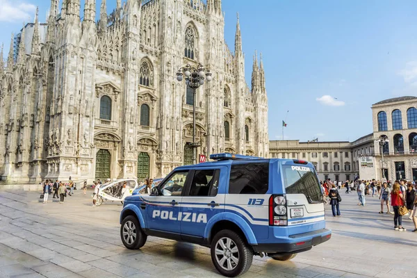 Milano, İtalya - 27 Haziran 2018:Milano'daki Duomo Katedrali Önünde Park Etmiş Büyük Yazı Polizia'lı İtalyan Polisi Mavi Araba