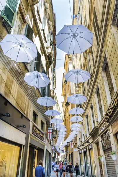 Genoa Italia Junio 2018 Paraguas Blancos Colgando Sobre Calle Génova — Foto de Stock