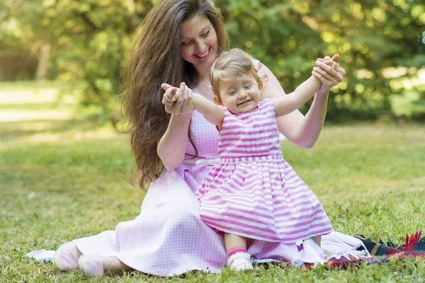 Mãe Feliz Com Sua Menina Parque Verão Mãe Filha Família — Fotografia de Stock