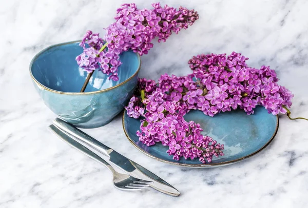 Bir Ahşap Background.Floral Masa desenli sofra Vintage mavi çatal ve Lila çiçeklerle bahar