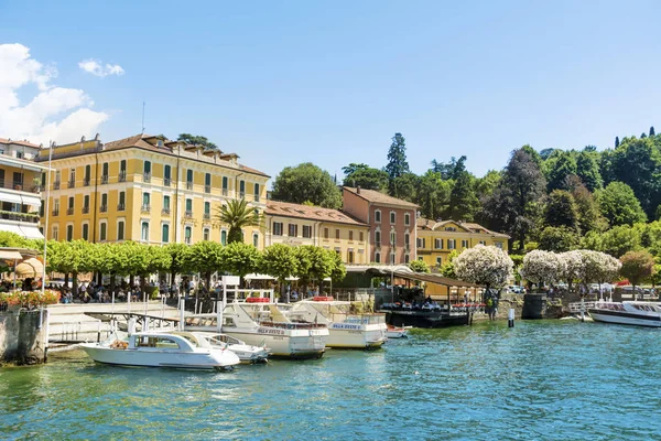 Bellagio, İtalya/Haziran 25,2018: Yaz şehirde Bellagio ve Como Gölü kuzeyinde İtalya doğal görünümü.