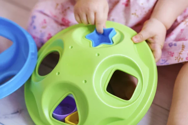 Ahşap Bebek Oyuncak Ahşap Arka Plan Üzerinde Çocuk Geliştirme Kavramı — Stok fotoğraf