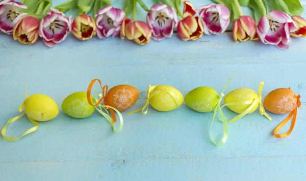 Dekoracje Wielkanocne Tulipany Jaj Niebieskim Tle Drewnianych — Zdjęcie stockowe