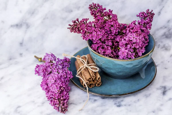 Bir Ahşap Background.Floral Masa desenli sofra Vintage mavi çatal ve Lila çiçeklerle bahar