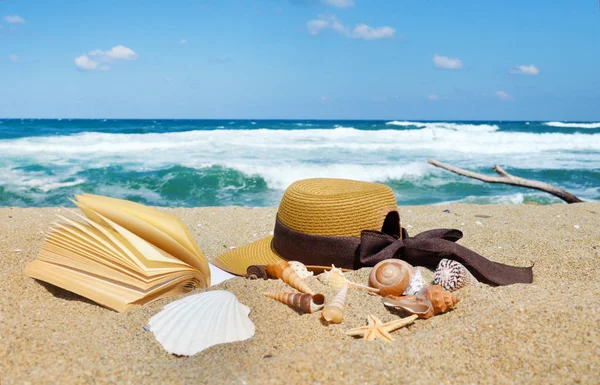 Prenotare Con Straw Hat Seashells Alla Spiaggia Estiva — Foto Stock