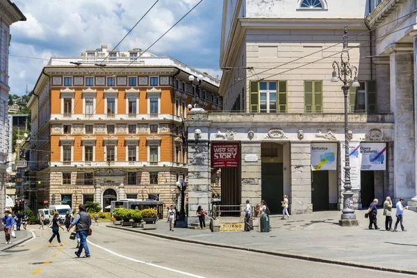 GENOA, İtalya - 25 Haziran 2018 Piazza De Ferrari 'deki Carlo Felice Operasının Önünde Giuseppe Garibaldi Heykeli 