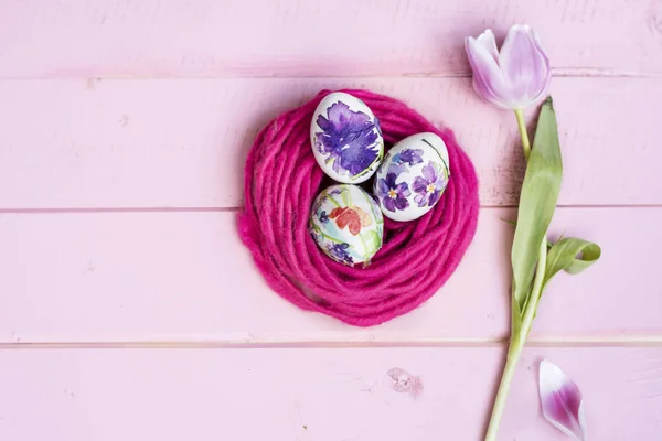 Roze Paaseieren Een Roze Houten Achtergrond Pasen Decoratie Decoupage Ideeën — Stockfoto