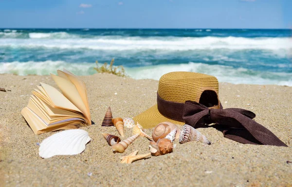 Prenotare Con Straw Hat Seashells Alla Spiaggia Estiva — Foto Stock