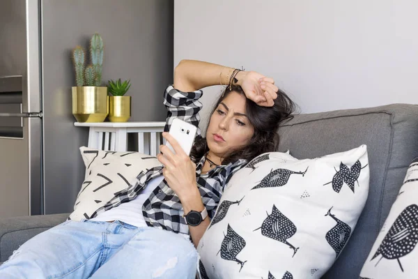 Retrato Hermosa Mujer Triste Usando Teléfono Móvil Casa — Foto de Stock