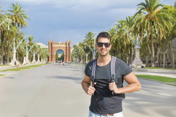 Hombre Guapo Con Gafas Sol Disfrute Sus Vacaciones Verano Barcelona — Foto de Stock