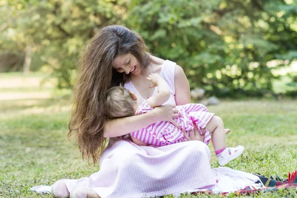 Mãe Feliz Com Sua Menina Parque Verão Mãe Filha Família — Fotografia de Stock
